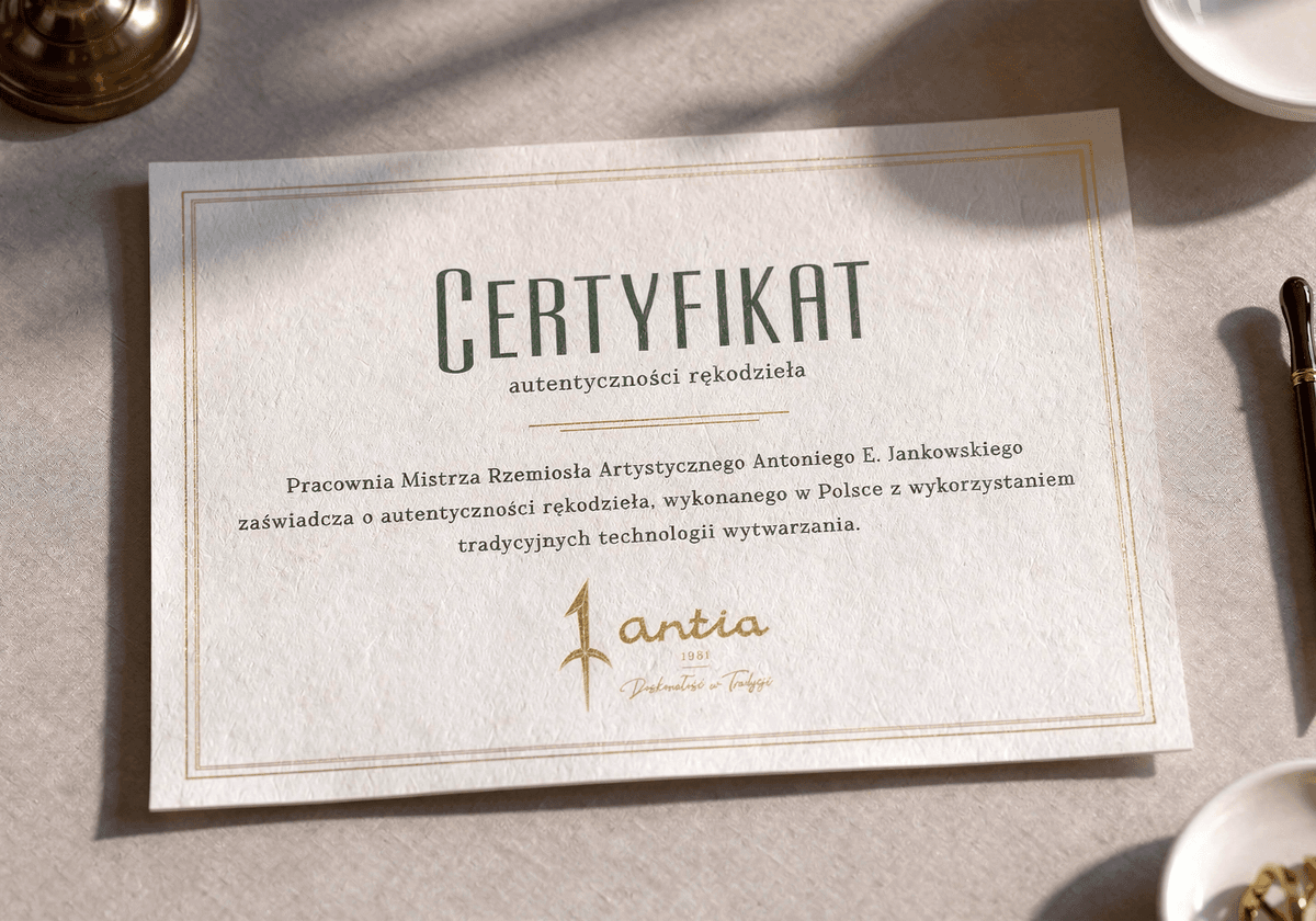 Certyfikat Autentyczności — każda figurka z mosiądzu Antia z certyfikatem sygnowanym pieczęcią pracowni