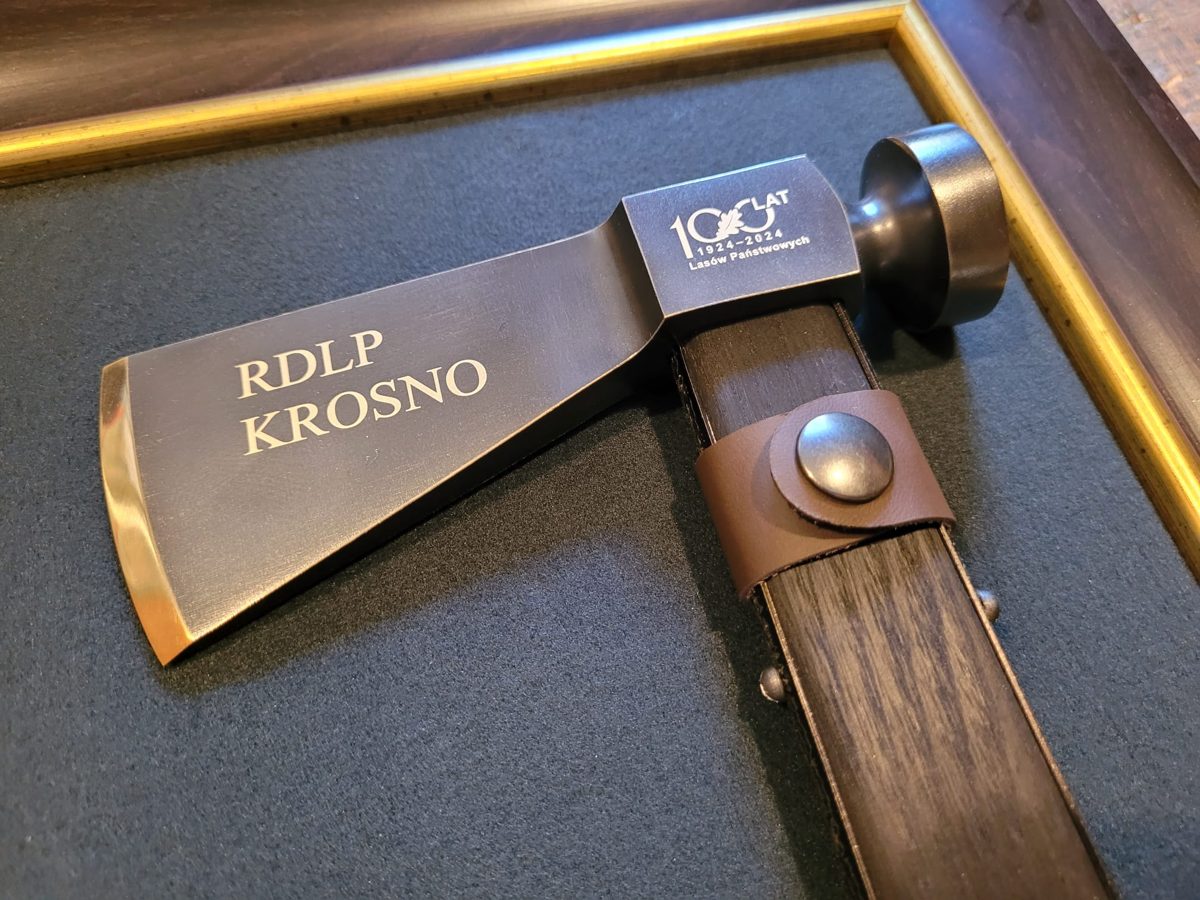 Cechówka leśnika z grawerem RDLP Krosno i logo 100 lat Lasów Państwowych