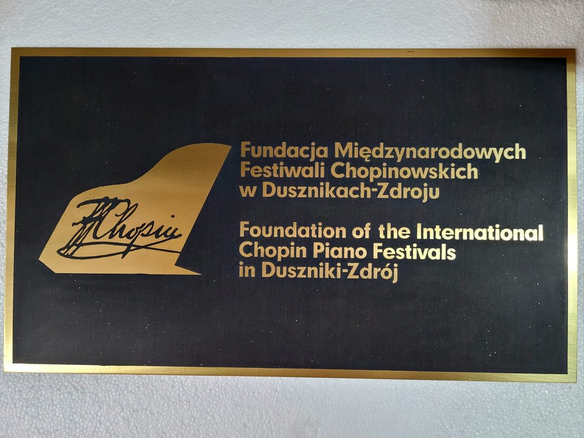 Dwujęzyczna tablica pamiątkowa z mosiądzu dla Fundacji Międzynarodowych Festiwali Chopinowskich w Dusznikach-Zdroju