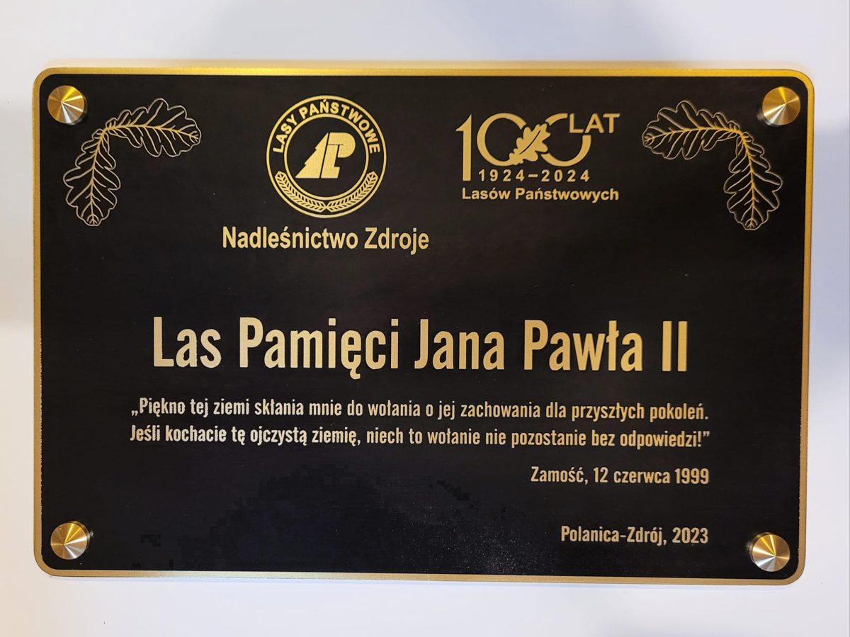 Odlewana tablica pamiątkowa z mosiądzu z logotypem Lasów Państwowych